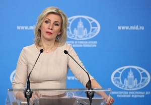 Захарова рассказала о краже стрелочного указателя дипломатом из США