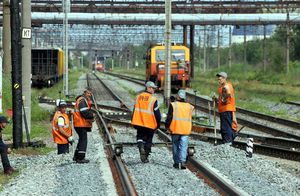 Почему железнодорожники сами не стоят рядом с движущимся поездом и другим запрещают