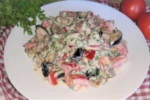 Вкусный салат с баклажанами, помидорами и огурцами