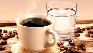 Почему кофе запивают водой: не прихоть, а необходимость