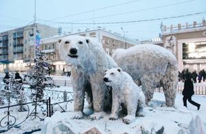 Видео: Белые медведи «подтолкнули» КамАЗ из сугроба в Якутии