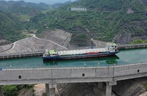 Гидроэлектростанция в Китае использует вертикальные подъемники для передачи судов