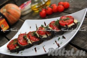 Кружочки баклажанов с помидорами и сыром в духовке