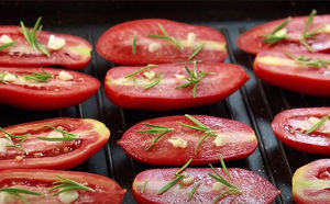 Запекаем за 20 минут помидоры. Потом из них можно сделать целое меню: закуски, консервацию и пасту