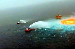 Видео: Кипит, пылает и взрывается — как люди случайно подожгли океан
