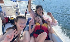 Милла Йовович и Пол Андерсон с дочерьми провели день на озере в Ванкувере