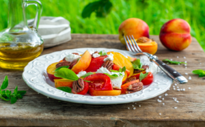 5 салатов с персиками: настоящий вкус лета