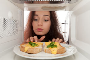 Можно ли есть на ночь и вредно ли готовить в микроволновке: самые распространенные мифы о еде