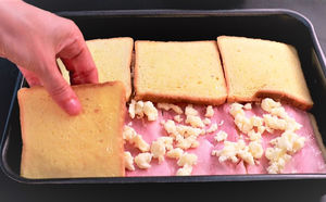 Когда бутерброды и тосты надоели, ставим их в духовку. За несколько минут хлеб становится сочной запеканкой