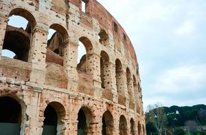 Почему Колизей в Риме так усеян отверстиями, что напоминает кусочек сыра