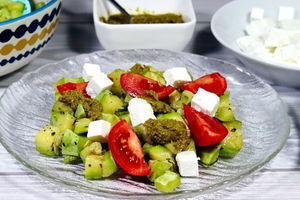 Салат из кабачков с сыром фета и помидорами