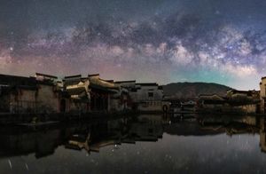Фото дня: звездное небо над китайской деревней Хунцунь