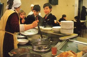 Чем кормили детей в школьных столовых СССР: 14 забытых вкусов