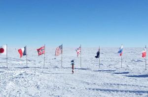Сколько флагов стоит на Северном полюсе
