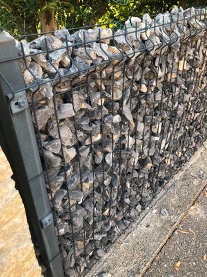 За каменной стеной: что такое габионы и как использовать их в строительстве заборов?