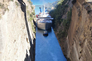 Коринфский канал: путь через скалы, где может за секунды застрять корабль