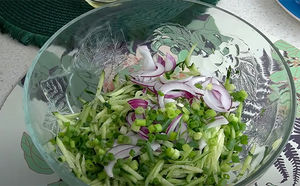 Нарезали 2 огурца с луком, но домашние сочли салат за новый. Тонкость в заправке из лайма и меда