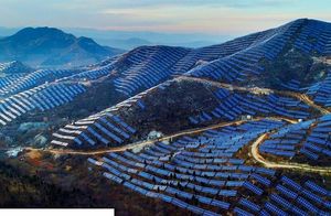 Видео: Как работает самая огромная солнечная электростанция в мире