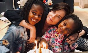 "Мои девочки": Шарлиз Терон поделилась редким видео с дочерьми Джексоном и Август