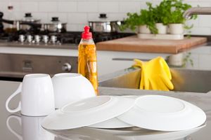 10 полезных свойств жидкости для мытья посуды, о которых вы даже не догадывались