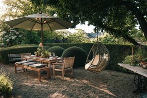 Подвесное кресло в саду — 18 идей