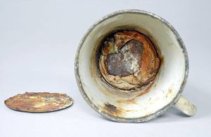 70 лет кружка стояла в музее Освенцима, пока у нее не отпало дно: что было внутри