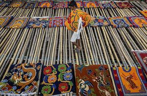 Фото дня: яркие краски ковровой фабрики
