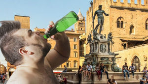 Губит людей не пиво: полуголые ирландцы устроили попойку в историческом фонтане в Италии