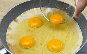 Готовим яичницу не на сковороде, а поверх лаваша. Одно изменение превращает яйца в пирог