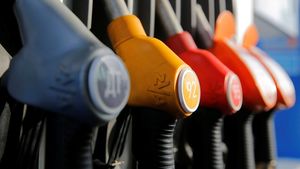 Новак предложил временно запретить продажу бензина трейдерами