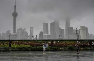 Фото дня: пустая набережная Шанхая перед тайфуном