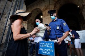 Фото дня: итальянка предъявляет «зеленый пропуск»