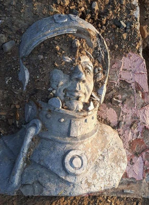 Жители Сахалина обнаружили на берегу реки Ловецкая заброшенный памятник космонавту Юрию Гагарину