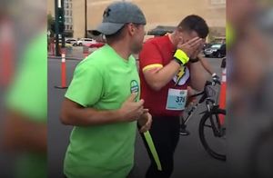 Видео: Бегун почти сдался у финиша, но рядом появился незнакомец — и мужчина ускорился