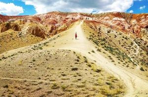 Где искать марсианские ландшафты и мраморные скалы в России: 5 красивейших каньонов