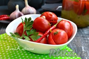 Суточные помидоры, фаршированные зеленью и чесноком