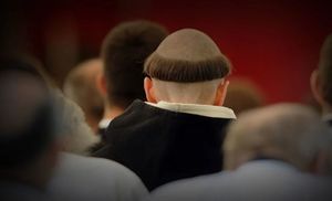Не для красоты: зачем католические монахи выбривают макушку на голове