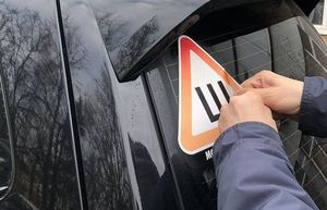 Как удалить следы наклейки на стекле автомобиля всего за пару минут