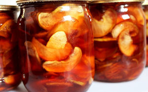 Варенье из яблок обычно плотное и густое, но мы сварим прозрачное. Тонкость в том, что варится 3 раза по 5 минут