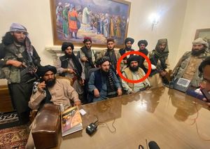 На фото среди талибов, захвативших президентский дворец в Кабуле - Голам Рухани. 6 лет он провел в Гуантанамо.