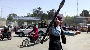 Талибы призвали мирных жителей Афганистана сдать оружие и боеприпасы