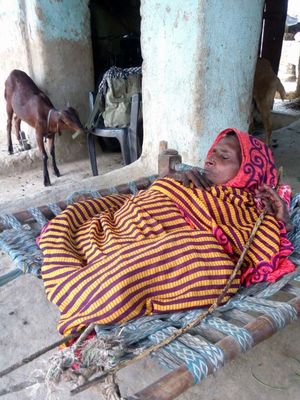 В Индии после рождения сына женщину скрючила неизвестная болезнь