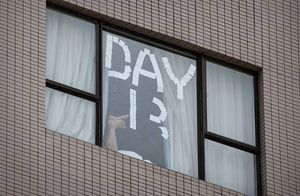 Фото дня: окно отеля, где отбывают карантин