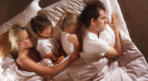 С какого возраста ребенку нужно спать отдельно от родителей?