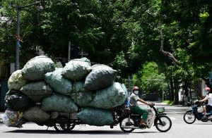 Фото дня: мопед, груженный пластиком, на улицах Вьетнама
