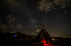 Фото дня: падающая звезда над горами Сьерра-Невада