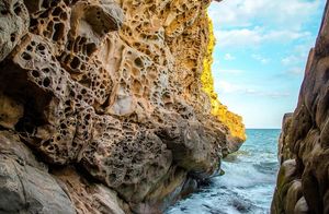 Почему крымские скалы называются «Сырными», и что у них общего с популярным продуктом