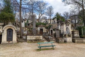Кладбища Пер-Лашез в Париже, где похоронены знаменитости разных эпох