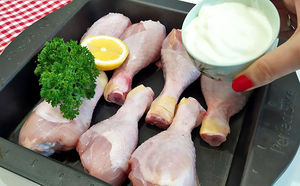 Куриные ножки считаются самым простым мясом. Обмакнем их в йогурт и добавим панировки: рецепт сразу попросят повторить