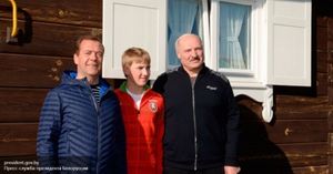 Скидывать нечего: Медведев поставил Лукашенко на место в нефтегазовом споре